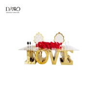 Eleganter LOVE-förmiger Esstisch mit Goldbasis und Acrylplatte für Hochzeiten und Hotels