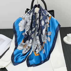 Écharpe carrée en satin de 90 cm à motif floral bleu et jaune vibrant pour femme, idéale comme turban, couvre-chef et pour décorer les sacs de plage. - Product Image 5