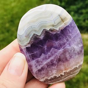 Cristal de Palma de Amatista y Ágata al por Mayor, Cristal Curativo Natural Pulido de Forma Ovalada, Piedra de Bolsillo para Decoración del Hogar Única y Regalos Navideños - Product Image 1