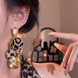 Pendientes Largos con Lentejuelas y Estampado de Leopardo, Estilo Europeo Americano, Chapados en Oro, para Mujer, Modelo A2657 Dorado - Product Image 5
