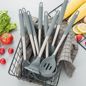 Juego de utensilios de cocina para <span class=keywords><strong>Amazon</strong></span>, espátula de silicona resistente al calor con mango de madera, batidor de huevos, cuchara para sopa, herramientas para hornear y repostería - Product Image 1