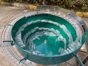 เครื่องบรรจุเดสก์ท็อปเซอร์โวมอเตอร์อัตโนมัติพร้อมสายถอดขวดแบบสั่นสำหรับขวดพลาสติกแก้วขนาด50-500มล. - Product Image 2