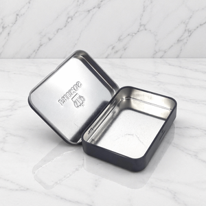 Caja de Metal Rectangular Pequeña con Tapa Abatible, Personalizable con Marca, para Empaque de Velas Artesanales, Reciclada - Product Image 2