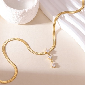 Collar de Cadena de Hueso de Serpiente de Acero Inoxidable de Alta Gama para Mujer, Estilo Lujoso y Ligero, con Colgante Cuadrado de Zirconia, Moda Versátil y Exclusiva - Product Image 4