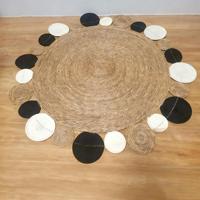 Alfombra Circular Tejida a Mano de Cattail con Diseño de Puntos Blancos y Negros y Patrón Solar para Decoración del Hogar al por Mayor