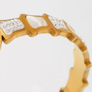 Bracciale a Polsino Angelina in Acciaio Inossidabile Placcato Oro con Conchiglia e Diamanti, Design Geometrico Trendy con Incastonatura a Castone, Regalo Unisex - Product Image 5