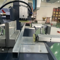Machine de perçage et de fraisage CNC industrielle pour profilés aluminium, à double tête, pour perçage et lavage d'aluminium, de style minimaliste, fournie par l'usine