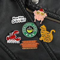 Broche personalizado de gato oloroso, broche esmaltado de pavo, para sofá, langosta, insignia de solapa, regalo de joyería de TV clásica para fanáticos