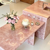 Îlot de cuisine et salle à manger intégrés en pierre de cristal rose naturel de luxe, design flottant français, personnalisable pour toute la maison