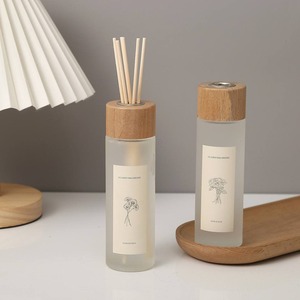 Bouteille de diffusion de roseau d'aromathérapie en verre de parfum givré à cylindre simple avec couvercle en bois pour décembre - Product Image 4