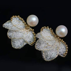 Pendientes Florales SGARIT Hechos a Mano en Oro de 14K, Diseño Italiano con Encaje Metálico, Perlas Naturales de Agua Dulce, Pendientes Colgantes con Flores en Capas - Product Image 3
