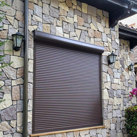 Volets roulants modernes en alliage d'aluminium électriques pour usage intérieur d'hôtel, écologiques, durables, ouverture verticale AORUISI