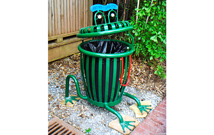 Frog Trash Can Unique Trash Receptacle Creative Dustbin for the Kids in Garden Zoo