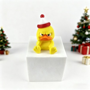 Adorno de Pato Amarillo Enojado Impreso en 3D con Gorro Navideño - Product Image 1