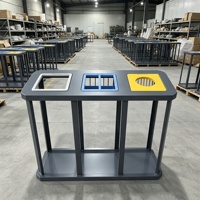 Poubelle de tri à trois compartiments en métal, unité de tri des déchets en acrylique à code couleur, bac à déchets extérieur pour les espaces publics et commerciaux des places publiques