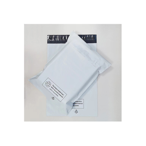 Haute qualité adhésif fort extruder livraison de <span class=keywords><strong>colis</strong></span> Poly Mailer <span class=keywords><strong>affranchissement</strong></span> <span class=keywords><strong>poste</strong></span> blanc noir sac postal - Product Image 1