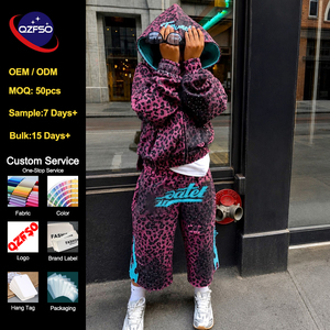 Ensemble survêtement streetwear oversize QZFSO pour homme, avec strass, imprimé léopard vieilli personnalisé, comprenant un sweat à capuche et un short - Product Image 1