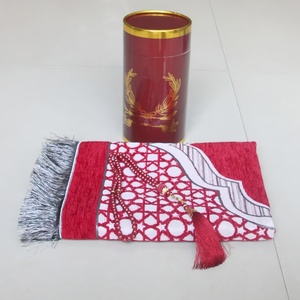 Exquisito tapete de oración blanco con puntos arqueados de chenilla, lavable a máquina, para viaje y hogar, con juego de regalo de Tasbih de 99 cuentas. - Product Image 1