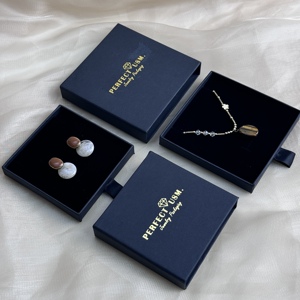 Boîte à bijoux coulissante mince et fine en carton recyclé coloré 9x9x1,7 <span class=keywords><strong>cm</strong></span> pour emballage cadeau de colliers et boucles d'oreilles - Product Image 6