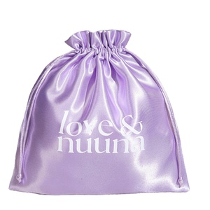 Bolsa de satén de lujo con cordón y volantes para paquetes de cabello, con logo personalizado impreso, para cosméticos, trajes de baño y protección contra el polvo. - Product Image 1