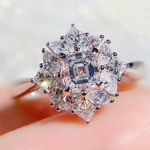 Anello Minimalista con Zirconi Incastonati a Motivo Floreale, Stile Europeo-Americano, Anello Decorativo per Banchetti e Occasioni di Fidanzamento - Product Image 1