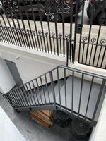 Escalier flottant en acier et fer Escalier intérieur droit moderne personnalisé avec bande de roulement en bois et verre Raling pour appartement