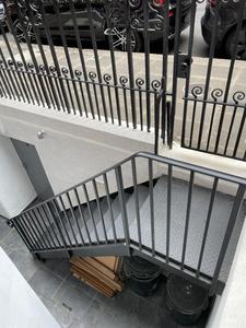 Escalera flotante de hierro y acero, escaleras rectas interiores modernas personalizadas con banda de rodadura de madera y vidrio Raling para uso en apartamentos - Product Image 4