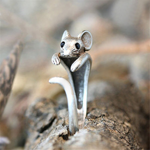 Anello da donna regolabile vintage a forma di topo, in rame, con design avvolgente - Product Image 3