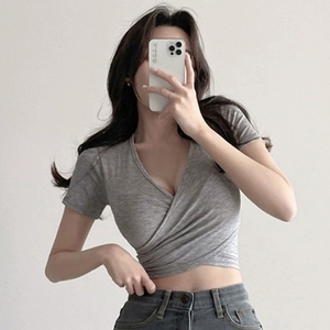 <span class=keywords><strong>Top</strong></span> corto scollato a V profonda, aderente, che esalta la figura, con schiena incrociata e dettagli che espongono il ventre - Product Image 4