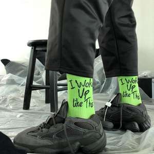 جوارب مخصصة بنمط ياباني نيون ملون بحروف شعار جوارب قطنية للرجال والنساء جوارب <span class=keywords><strong>Kpop</strong></span> عصرية جوارب كرة سلة مضحكة - Product Image 3