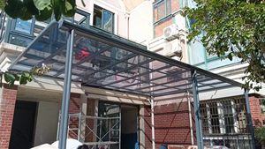 Abri d'auto extérieur en aluminium Polycarbonate Toit Patio Auvent Garages avec <span class=keywords><strong>bois</strong></span> traité thermiquement et cadre en acier pour abris d'auto - Product Image 2