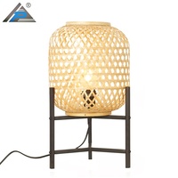 Lampadaire LED design industriel moderne, beige naturel, pieds trépieds en fer noir et bois, rotin tressé, base E27, étanche, haute luminosité