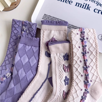 Fabricant de chaussettes PATON, vente en gros personnalisée, chaussettes amusantes rétro violettes printemps-été, chaussettes jacquard pour femmes.