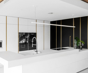 Armoires de cuisine modulaires de luxe sur mesure avec îlot lumineux pour villa - Product Image 1