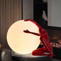 Lampe de table sculpturale en forme humaine d'inspiration artistique moderne, design avec boule en tête, abat-jour blanc, éclairage d'ambiance, fonction de gradation pour
