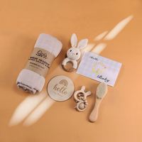 Ultimi Set regalo per neonati appena nati scatola massaggiagengive sonagli carte Souvenir coperta di cotone pietra miliare per bambini giocattolo in legno Baby Shower Set regalo