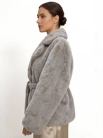 Manteau pour femme en fausse fourrure de vison gris argenté de luxe |   Design ajusté à col en V avec ceinture à nouer |   Pull en tricot doux et élégant à poils longs et duveteux