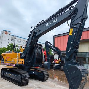 Excavatrice Hyundai 220LC-95 220-9S d'occasion de 22 tonnes, modèle 2023, avec godet de grande capacité, moteur et pompe, garantie 1 an - Product Image 2