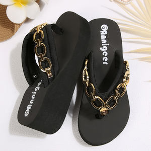 Tongs compensées noires tendance avec chaîne dorée, sandales confortables à enfiler pour <span class=keywords><strong>femme</strong></span>, été - Product Image 6
