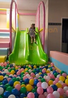 Aire de jeux intérieure pour enfants sur le thème du château, 80 m², avec piscine à balles, toboggan, escalier, structure personnalisée