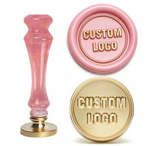Sello de cera personalizado con mango rosa brillante y cabezal de cobre de 2.5 cm para sellar y decorar - Product Image 1