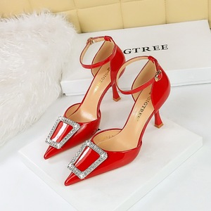 Sandales à talons hauts pour femme, à bout pointu et décolleté, ajourées, avec boucle plate en métal ornée de strass, pour styles nuptiaux - Product Image 2