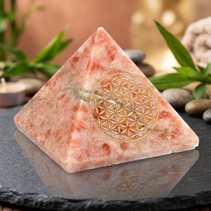Pyramide de guérison sculptée et gravée en pierre de soleil de Rozrin avec incrustation, décoration d'intérieur en pierre précieuse - Product Image 3