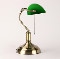 Lampe de table de banquier vintage en bronze classique avec base en fer et abat-jour en verre vert, lampe de bureau de banquier en laiton antique