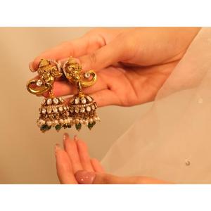 Conjunto de Joyería de Latón de Primera Calidad con Incrustaciones de Perlas, Lakshmi Kundan Chapado en Oro con Aretes para Bodas, para Mujer - Product Image 1