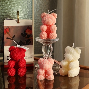 Candele Profumate Naturali di Soia a Forma di Orso con Fiori Bianchi, Rosa e Rossi per Decorazioni di San Valentino - Product Image 1