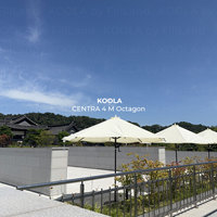 Parasol commercial octogonal moderne pliable de 13 pieds pour extérieur, avec structure en acier robuste, protection UV UPF 50+, et levage par manivelle pour terrasse