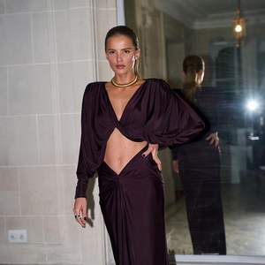 ชุดกระโปรงแม็กซี่ผ้าซาตินสำหรับผู้หญิง คอลเลคชั่น 2026 เสื้อครอปคอวี แขนยาว เซ็กซี่ เหมาะสำหรับใส่ไปเที่ยวคลับ ฤดูใบไม้ผลิและฤดูร้อน - Product Image 2