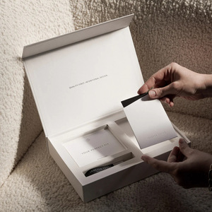 Scatola Regalo Rigida in <span class=keywords><strong>Cartone</strong></span> Bianco con Logo Personalizzato, Chiusura Magnetica e Biglietto d'Auguri - Product Image 1