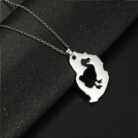 Collier chaîne plaqué or 18 carats avec pendentif Dodo de Maurice (Raphus cucullatus) et carte de Maurice en acier inoxydable
